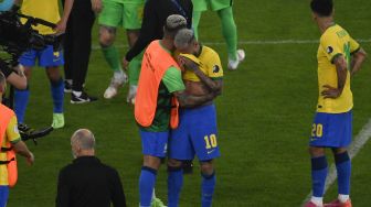 Reaksi Neymar setelah kalah dalam pertandingan final turnamen sepak bola Copa America Conmebol 2021 melawan Argentina di Stadion Maracana, Rio de Janeiro, Brasil, pada (10/7/2021). [MAURO PIMENTEL / AFP]