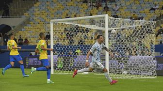 Pemain Argentina Angel Di Maria melakukan selebrasi setelah mencetak gol ke gawang Brasil selama pertandingan final turnamen sepak bola Copa America Conmebol 2021 di Stadion Maracana, Rio de Janeiro, Brasil, pada (10/7/2021). [NELSON ALMEIDA / AFP]