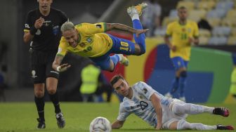 Pemain Brazil Neymar dan pemain Argentina Giovani Lo Celso terjatuh, disaksikan wasit Uruguay Esteban Ostojich selama pertandingan final turnamen sepak bola Copa America Conmebol 2021 di Stadion Maracana, Rio de Janeiro, Brasil, pada (10/7/2021). [NELSON ALMEIDA / AFP]