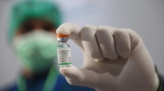Vaksinasi Berbayar Dibatalkan Jokowi, Kemenkes Akan Revisi Permenkes 19 Tahun 2021