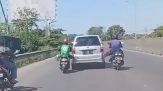 Aksi 2 Pemotor Tunjukkan Kekuatan Super, Dorong Mobil Bermodalkan Sebelah Kaki Saja