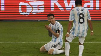 Pemain Argentina Lionel Messi (kiri) melakukan selebrasi dengan pemain Argentina Marcos Acuna setelah memenangkan pertandingan final turnamen sepak bola Copa America Conmebol 2021 melawan Brasil di Stadion Maracana, Rio de Janeiro, Brasil, pada (10/7/2021). [MAURO PIMENTEL / AFP]