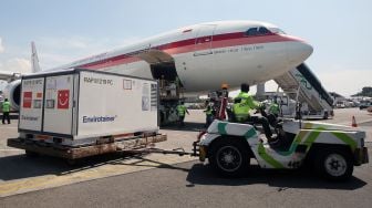 Pekerja melakukan bongkar muat Envirotainer berisi vaksin COVID-19 Sinovac setibanya dari Beijing di Terminal Cargo Bandara Soekarno Hatta, Tangerang, Banten, Senin, (12/7/2021).  ANTARA FOTO/Muhammad Iqbal