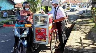 Tampil Rapi dan Berdasi, Pria Necis Ini Tak Malu Jualan Cilok