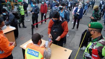 Sejumlah calon penumpang mengantre saat pemeriksaan dokumen Surat Tanda Registrasi Pekerja (STRP) di Stasiun Bogor, Jawa Barat, Senin (13/7/2021). . ANTARA FOTO/Arif Firmansyah