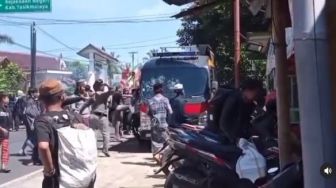Viral Massa Berpeci dan Bersarung Hancurkan Mobil Polisi Sambil Teriak Takbir