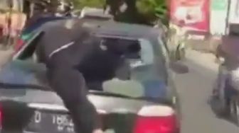 Bak Film Action, Warga Nekat Loncat ke Mobil Sedan yang Sedang Melaju Kencang