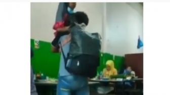 Haru! Video Bapak Gendong Anak Sambil Jualan Keliling, Kisahnya Menyentuh Hati