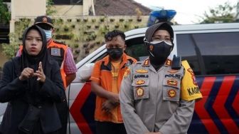 Pria Bangkalan Ngamuk Rusak Mobil Polisi di Surabaya Gegara Adik Terjaring Razia Masker