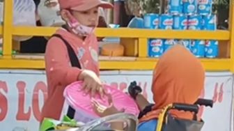 Viral Bocah Jualan Keripik Pisang Sambil Dorong Ibu di Kursi Roda, Kisahnya Pilu