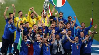 Para pemain Timnas Italia merayakan kemenangan atas Inggris di laga final Euro 2020 di Wembley, London, Senin (12/7/2021) pagi WIB. [AFP/Photo]