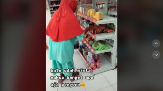 Viral Aksi Nenek Palak Mi Instan dan Uang di Minimarket, Publik Geregetan Lihat Videonya