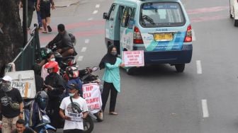 Sejumlah penyedia jasa servis handphone menawarkan jasanya di Kawasan Pusat Grosir Cililitan (PGC), Jakarta Timur, Selasa (13/7/2021). [Suara.com/Alfian Winanto]