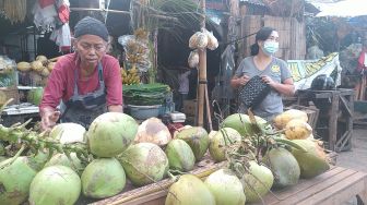 Penjual Kelapa di Semarang Panen Rejeki saat Pandemi, Satu Hari Bisa Laku 125 Buah