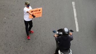 Penyedia jasa servis handphone menawarkan jasanya di Kawasan Pusat Grosir Cililitan (PGC), Jakarta Timur, Selasa (13/7/2021). [Suara.com/Alfian Winanto]