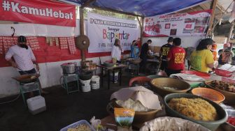 Sukarelawan memasak di dapur umum peduli COVID-19 di Karet Semanggi, Setiabudi, Jakarta, Selasa (13/7/2021). [Suara.com/Angga Budhiyanto]