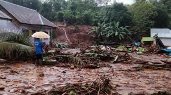 Warga berada dibangunan rumah yang rusak akibat banjir bandang di Kecamatan Molawe, Konawe Utara, Sulawesi Tenggara, Senin (12/7/2021). ANTARA FOTO/Suyamin
