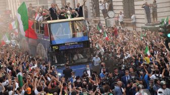 Para pemain Italia berada di atas bus saat perayaan juara Euro 2020 di Roma, Senin (12/7).  [AFP]
