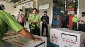 Brimob Sumut Kawal 100 Ribu Vaksin Sinovac di Bandara Kualanamu