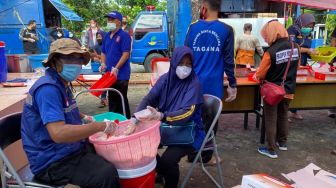 Siapkan Makanan, Para Relawan Berbagi Tugas di Dapur Umum Surabaya