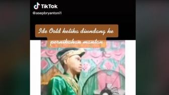 Kocak! Diundang ke Pernikahan Mantan, Pria Ini Nekat Pakai Busana Pengantin Mirip Suami