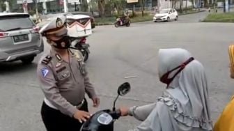 Viral Aksi Santun Polisi di Medan Tegur Warga Tak Pakai Masker Lewat Pantun