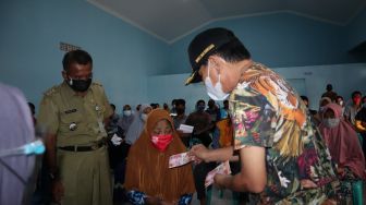 Gaya “Nyentrik” Bupati Banjarnegara saat Sidak Penyaluran BLT Covid-19