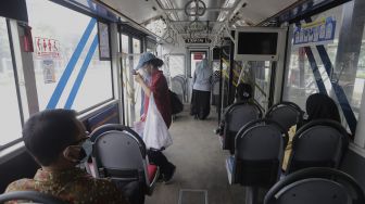 Sejumlah penumpang berada di dalam bus Transjakarta, Jakarta, Rabu (14/7/2021). [Suara.com/Angga Budhiyanto]