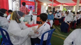 Pertama Kali, Ribuan Pelajar SMP dan SMA Balikpapan Jalani Vaksinasi Covid-19