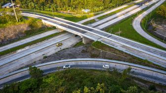 Foto udara suasana mobilitas kendaraan di ruas Jalan Tol Semarang-Solo di Bawen, Kabupaten Semarang, Jawa Tengah, Selasa (13/7/2021).  ANTARA FOTO/Aji Styawan