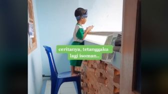 Lihat Teman Main Sendiri karena Isoman, Aksi Bocah Hibur dari Kejauhan Bikin Haru