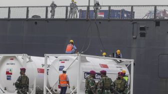 Petugas berusaha menurunkan 'Oxygen Cylinders' dari kapal perang Singapura, RSS Endeavour-210 di Pelabuhan Tanjung Priok, Jakarta, Rabu (14/7/2021). ANTARA FOTO
