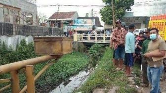 Mayat Pria Ditemukan Tengkurap di Sungai Jombang, Diduga Terpeleset