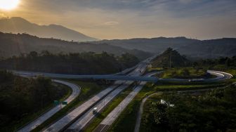 Foto udara suasana mobilitas kendaraan di ruas Jalan Tol Semarang-Solo di Bawen, Kabupaten Semarang, Jawa Tengah, Selasa (13/7/2021).  ANTARA FOTO/Aji Styawan