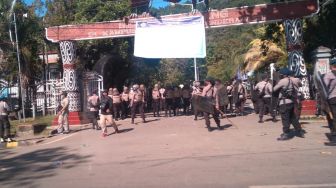 Polisi Bubarkan Aksi dan Tangkap 23 Mahasiswa Uncen Papua
