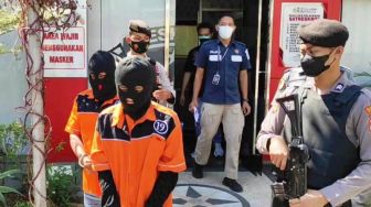 Ngamuk Lihat Adiknya Ditangkap Satpol PP karena Tak Bermasker, Kakak Serang Mobil Polisi