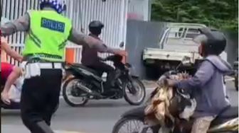 Tak Tega Lihat Ibu Naik Motor Bawa Ayam, Polisi Bantu Carikan Jalan saat PPKM