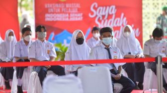Puluhan Siswa SMP Negeri di Pekanbaru Ikuti Vaksinasi Covid-19 Massal