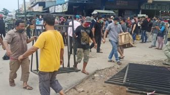 Mengalah Pada Pedagang, Petugas Buka Penyekatan Akses ke Tiban Center Sekupang