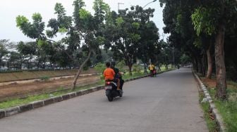 Area pedagang kaki lima yang sepi di kawasan Banjir Kanal Timur (BKT), Jakarta Timur, Rabu (14/7/2021). [Suara.com/Alfian Winanto]