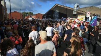 Pengunjuk rasa antirasisme berkumpul di depan mural Marcus Rashford yang menjadi sasaran vandalisme di Manchester, Inggris, pada 13 Juli 2021. [Photo/AFP]
