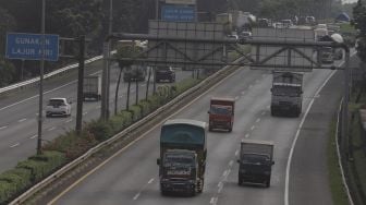 Sejumlah kendaraan melintas di jalan Tol JORR II, Jakarta, Rabu (14/7/2021). [Suara.com/Angga Budhiyanto]