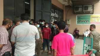 Langgar PPKM Darurat, Satpol PP Segel Toko Non Esensial di Banyulangu Lor