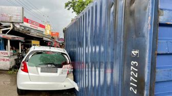 Peti Kemas Terguling Timpa Sejumlah Kendaraan, Begini Kronologisnya
