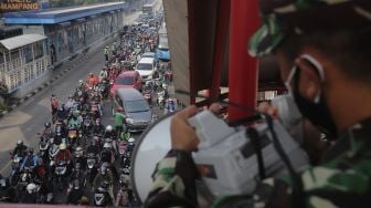 Sejumlah kendaraan terjebak kemacetan imbas adanya penyekatan PPKM Darurat di Underpass Mampang, Jakarta, Kamis (15/7/2021). [Suara.com/Angga Budhiyanto]