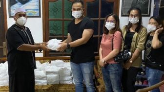 J99 Foundation Berikan Bantuan ke Warga Bekasi yang Isoman