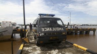 Mobil ambulans Rumah Sakit Bhayangkara membawa satu jenazah nelayan yang berhasil ditemukan SAR, dari dermaga Kesatuan Penjagaan Laut dan Pantai (KPLP) di Pontianak, Kalimantan Barat, Kamis (15/7/2021). [ANTARA FOTO/Jessica Helena Wuysang]