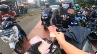 The Real Sultan Bagi-bagi Uang Bantuan PPKM di Jalan, Netizen: Sing Kagentosan Langkung Aa