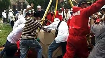 Viral Detik-detik Dramatis Pemakaman Jenazah Berat 300 Kg di Jakarta, Terjunkan Damkar