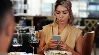Dampak Positif dan Negatif Media Sosial Terhadap Hubungan Suami Istri
